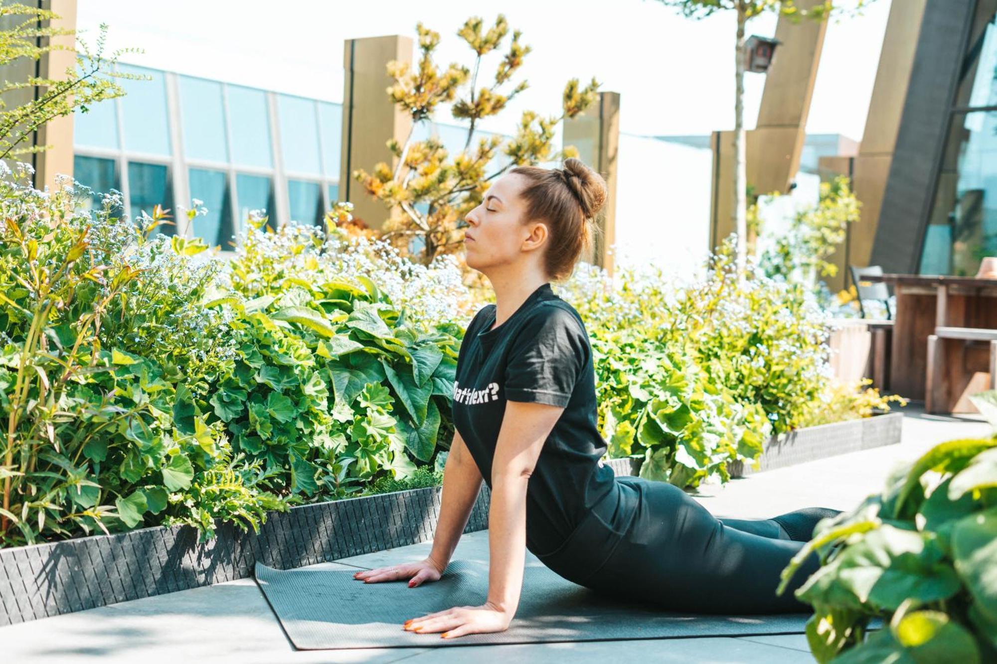 Хостел Next House Копенгаген Экстерьер фото Yoga at the rooftop garden of the hotel